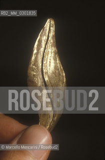 Golden bracelet manufacturing (3) / Creazione di un braccialetto doro (3) - ©Marcello Mencarini/Rosebud2