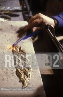 Golden bracelet manufacturing (7) / Creazione di un braccialetto doro (7) - ©Marcello Mencarini/Rosebud2