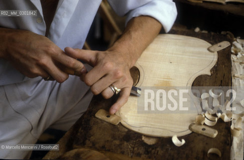 Luthier making violin / Liutaio che costruisce un violino - ©Marcello Mencarini/Rosebud2