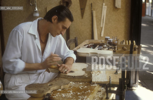 Luthier making violin / Liutaio che costruisce un violino - ©Marcello Mencarini/Rosebud2