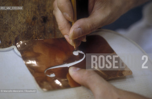 Luthier making violin / Liutaio che costruisce un violino - ©Marcello Mencarini/Rosebud2