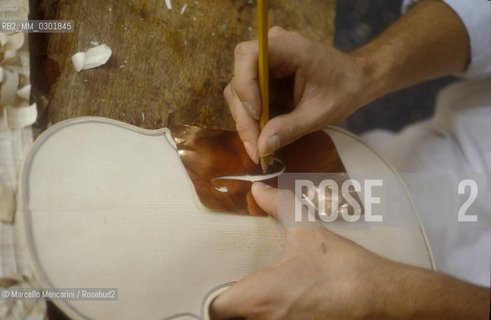 Luthier making violin / Liutaio che costruisce un violino - ©Marcello Mencarini/Rosebud2