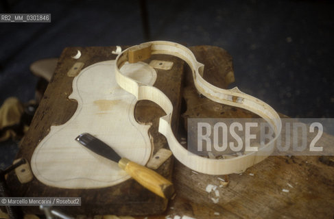 Luthier making violin / Liutaio che costruisce un violino - ©Marcello Mencarini/Rosebud2