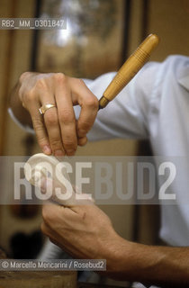 Luthier making violin / Liutaio che costruisce un violino - ©Marcello Mencarini/Rosebud2