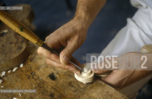 Luthier making violin / Liutaio che costruisce un violino - ©Marcello Mencarini/Rosebud2