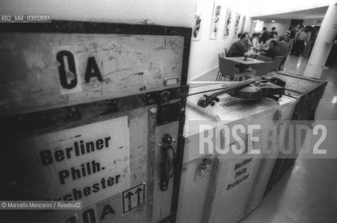 Berlin, 1992. The Berlin Philharmonie (Berlin Philharmonic Hall), interior view. Musical instruments of Berliner Philharmonik Orchestra / Berlino 1992. Interno della Filarmonica di Berlino (Berlin Philharmonie). Strumenti dei Berline Philharmonicaher - ©Marcello Mencarini/Rosebud2