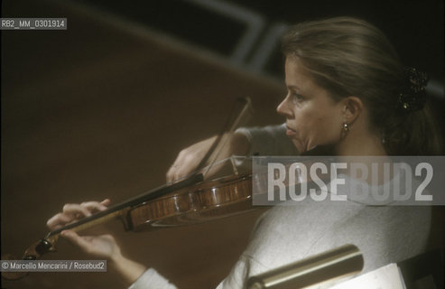 Berlin, 1996. Berliner Philharmoniker in the Berlin Philharmonie. A woman violinist / Berlino, 1996. I Berliner Philharmoniker alla Berlin Philharmonie. Una violinista donna - ©Marcello Mencarini/Rosebud2