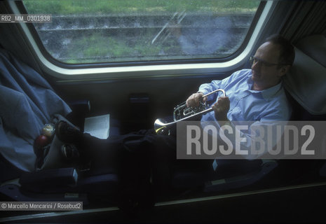 Rome, 1996. Berliner Philharmoniker Orchestra traveling by train  / Roma, 1996. I Berliner Philharmoniker in viaggio in treno - ©Marcello Mencarini/Rosebud2