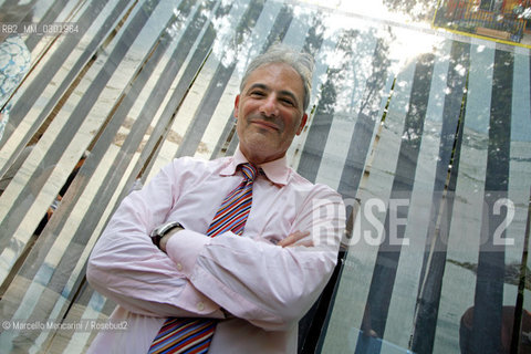 Venice Architecture Biennale 2008. American architect Aaron Betsky in front of a work by Estudio Teddy Cruz in the American Pavilion / L architetto Aaron Betsky davanti a unopera di Estudio Teddy Cruz nel Padiglione americano - ©Marcello Mencarini/Rosebud2