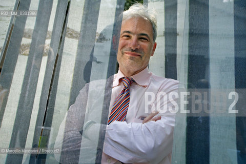 Venice Architecture Biennale 2008. American architect Aaron Betsky in front of a work by Estudio Teddy Cruz in the American Pavilion / L architetto Aaron Betsky davanti a unopera di Estudio Teddy Cruz nel Padiglione americano - ©Marcello Mencarini/Rosebud2