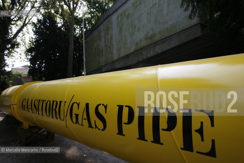 Venice Architecture Biennale 2008. Estonias bright yellow “Gasitoru – Gas Pipe” installation. The pipe, which ran from the Russian to the German Pavilion without stopping is a direct comment on the Nord Stream plan by Gazprom to build a direct gas pipe from Russia to Germany to supply Russian gas throughout Europe / Biennale Architettura di Venezia 2008, Linstallazione “Gasitoru – Gas Pipe” dellEstonia, un tubo giallo luminoso che collega il padiglione della Germania a quello della Russia. Lopera è un commento diretto al progetto Nord Stream di Gazprom, un gasdotto che va dalla Russia alla Germania per distribuire il gas russo in tutta Europa - ©Marcello Mencarini/Rosebud2