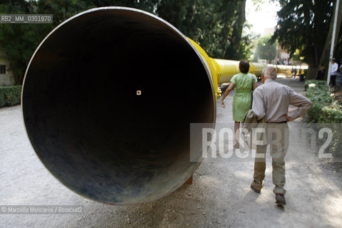 Venice Architecture Biennale 2008. Estonias bright yellow “Gasitoru – Gas Pipe” installation. The pipe, which ran from the Russian to the German Pavilion without stopping is a direct comment on the Nord Stream plan by Gazprom to build a direct gas pipe from Russia to Germany to supply Russian gas throughout Europe / Biennale Architettura di Venezia 2008, Linstallazione “Gasitoru – Gas Pipe” dellEstonia, un tubo giallo luminoso che collega il padiglione della Germania a quello della Russia. Lopera è un commento diretto al progetto Nord Stream di Gazprom, un gasdotto che va dalla Russia alla Germania per distribuire il gas russo in tutta Europa - ©Marcello Mencarini/Rosebud2
