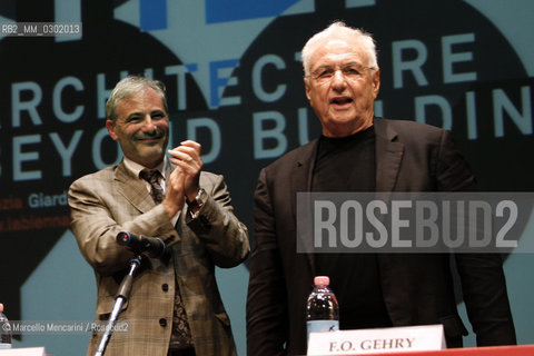 Venice Architecture Biennale 2008. Architecture Biennale Director Aaron Betsky (left) gives Golden Lion Award for Lifetime Achievement to American architect Frank Gehry / Biennale Architettura di Venezia 2008. Il direttore della Biennale Architettura Aaron Betsky (a sinistra) consegna il Leone doro alla carriera a Frank Gehry - ©Marcello Mencarini/Rosebud2