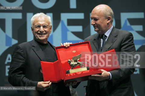 Italian Minister of Culture Sandro Bondi (right) gives Golden Lion Award for Lifetime Achievement to American architect Frank Gehry / Biennale Architettura di Venezia 2008. Il ministro della cultura Sandro Bondi (a destra) consegna il Leone doro alla carriera a Frank Gehry - ©Marcello Mencarini/Rosebud2
