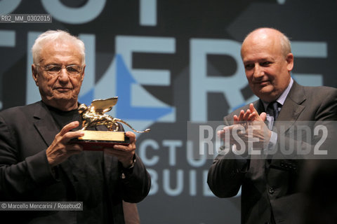 Italian Minister of Culture Sandro Bondi (right) gives Golden Lion Award for Lifetime Achievement to American architect Frank Gehry / Biennale Architettura di Venezia 2008. Il ministro della cultura Sandro Bondi (a destra) consegna il Leone doro alla carriera a Frank Gehry - ©Marcello Mencarini/Rosebud2