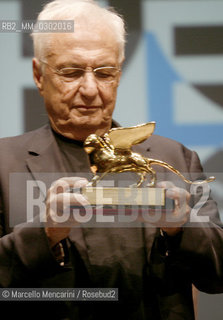 Venice Architecture Biennale 2008. American architect Frank Gehry holding the Golden Lion Award for Lifetime Achievement / Biennale Architettura di Venezia 2008. Larchitetto americano Frank Gehry - riceve il Leone doro alla carriera - ©Marcello Mencarini/Rosebud2