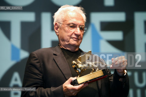 Venice Architecture Biennale 2008. American architect Frank Gehry holding the Golden Lion Award for Lifetime Achievement / Biennale Architettura di Venezia 2008. Larchitetto americano Frank Gehry - riceve il Leone doro alla carriera - ©Marcello Mencarini/Rosebud2