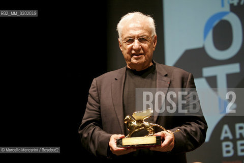 Venice Architecture Biennale 2008. American architect Frank Gehry holding the Golden Lion Award for Lifetime Achievement / Biennale Architettura di Venezia 2008. Larchitetto americano Frank Gehry - riceve il Leone doro alla carriera - ©Marcello Mencarini/Rosebud2