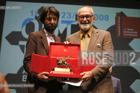 Venice Architecture Biennale 2008. Mayor of Venice Massimo Cacciari gives the Golden Lion Award for Lifetime Achievement to American architectural historian James Sloss Ackerman / Biennale Architettura di Venezia 2008. Massimo Cacciari  consegna il leone doro alla carriera allo storico dellarchitettura James Sloss Ackerman - ©Marcello Mencarini/Rosebud2