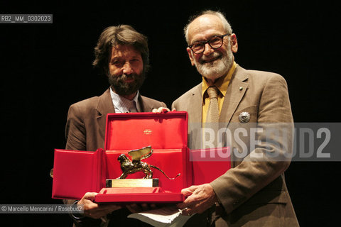 Venice Architecture Biennale 2008. Mayor of Venice Massimo Cacciari gives the Golden Lion Award for Lifetime Achievement to American architectural historian James Sloss Ackerman / Biennale Architettura di Venezia 2008. Massimo Cacciari  consegna il leone doro alla carriera allo storico dellarchitettura James Sloss Ackerman - ©Marcello Mencarini/Rosebud2