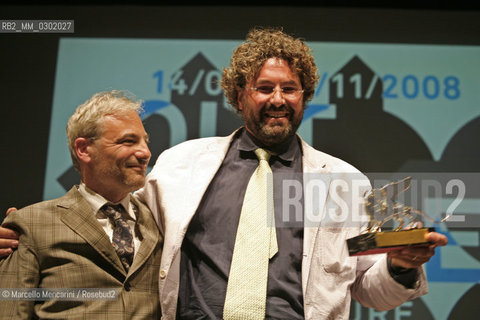 Venice Architecture Biennale 2008. Architecture Biennale Director Aaron Betsky (left) gives Golden Lion Award for the Best Installation Project in the International Exhibition to Greg Lynn / Biennale Architettura di Venezia 2008. Il direttore della Biennale Architettura Aaron Betsky (a sinistra) consegna il Leone dOro per il miglior progetto di installazione a Greg Lynn - ©Marcello Mencarini/Rosebud2