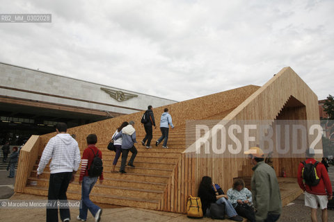 Venice Architecture Biennale 2008. A gathering space designed by Gareth Hoskins Architects Studio in front of Santa Lucia train station / Biennale Architettura di Venezia 2008. A gathering space progetto dello studio Gareth Hoskins Architects installato davanti alla stazione Santa Lucia - ©Marcello Mencarini/Rosebud2
