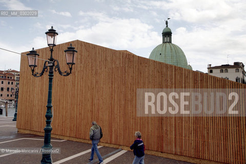 Venice Architecture Biennale 2008. A gathering space designed by Gareth Hoskins Architects Studio in front of Santa Lucia train station / Biennale Architettura di Venezia 2008. A gathering space progetto dello studio Gareth Hoskins Architects installato davanti alla stazione Santa Lucia - ©Marcello Mencarini/Rosebud2