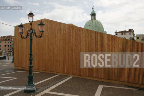 Venice Architecture Biennale 2008. A gathering space designed by Gareth Hoskins Architects Studio in front of Santa Lucia train station / Biennale Architettura di Venezia 2008. A gathering space progetto dello studio Gareth Hoskins Architects installato davanti alla stazione Santa Lucia - ©Marcello Mencarini/Rosebud2