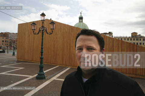 American architect Johnson Gary director of Gareth Hoskins Architects Studio in front of his installation A gathering space at Santa Lucia Station / Biennale Architettura di Venezia 2008. Larchitetto americano Johnson Gary, direttore dello Studio Gareth Hoskins Architects, davanti alla sua installazione di fronte alla stazione ferroviaria Santa Lucia - ©Marcello Mencarini/Rosebud2