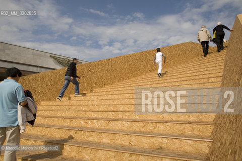 Venice Architecture Biennale 2008. A gathering space designed by Gareth Hoskins Architects Studio in front of Santa Lucia train station / Biennale Architettura di Venezia 2008. A gathering space progetto dello studio Gareth Hoskins Architects installato davanti alla stazione Santa Lucia - ©Marcello Mencarini/Rosebud2