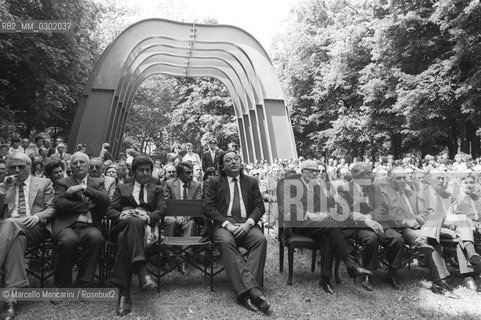 41th Venice Art Biennale, 1984. Personalities at the opening ceremony (in the first row, fourth and fifth from left: Italian politician Gianni De Michelis and President of Italy Sandro Pertini) / 41a Biennale Arte di Venezia, 1984. Personalità assistono alla cerimonia di apertura (nella prima fila, quarto e quinto da sinistra: Gianni De Michelis e Sandro Pertini) - ©Marcello Mencarini/Rosebud2