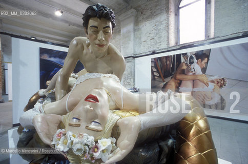 44th Venice Art Biennale, 1990. Made in Heaven series by Jeff Koons: Jeff and Ilona. Statue of the author and his wife, porn star Ilona Staller / 44a Biennale Arte di Venezia, 1990. Serie Made in Heaven di Jeff Koons: Jeff and Ilona. Statua dellautore e disua moglie, lattrice porno Ilona Staller - ©Marcello Mencarini/Rosebud2