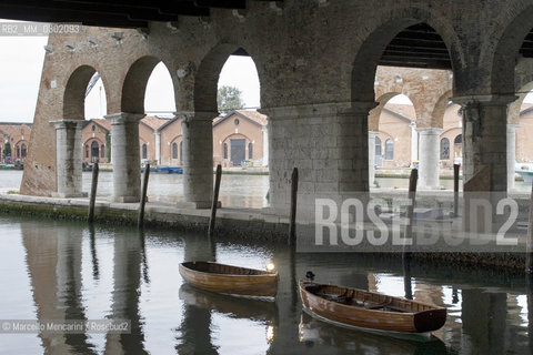 Venice Art Biennale 2005, Arsenale. Enamorados/The Lovers  by Laura Belém / Biennale Arte di Venezia 2005, Arsenale. Enamorados/The Lovers di Laura Belém - ©Marcello Mencarini/Rosebud2