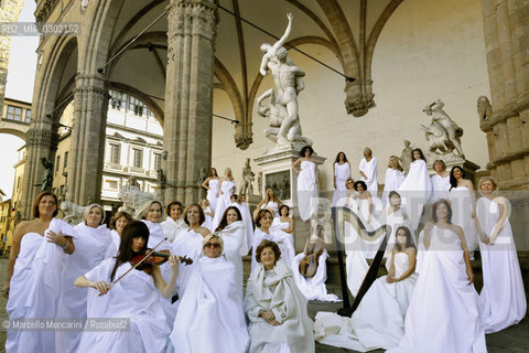 Florence, November 14, 2011. Women poses in Piazza della Signoria for Donna Donna o.n.l.u.s. Calendar 2011. Donna Donna o.n.l.u.s is an Italian non-profit association against eating disorders / Firenze, 14 novembre 2011. Donne in posa in piazza della Signoria per il calendario 2011 di Donna Donna o.n.l.u.s., unassociazione contro i disturbi del comportamento alimentare - ©Marcello Mencarini/Rosebud2