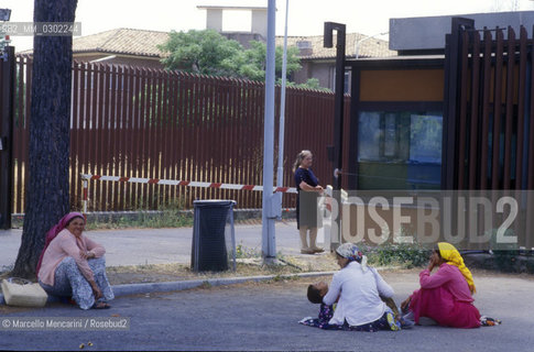 Rome, Casal del Marmo Juvenile Prison. Gipsies waiting outside to visit prisonners / Roma, Carcere Minorile di Casal del Marmo. Zingare che aspettano fuori dalla prigione per far visita a dei detenuti - ©Marcello Mencarini/Rosebud2