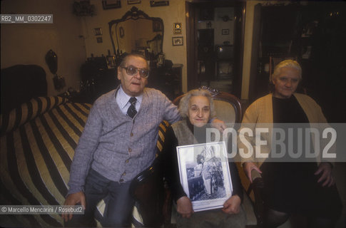 Naples, about 1990. Present owners, LAstorina family, in the tenor Enrico Caruso birthplace / Napoli, 1990 circa. Gli attuali proprietari, i signori LAstorina, nella Casa natale del tenore Enrico Caruso - ©Marcello Mencarini/Rosebud2
