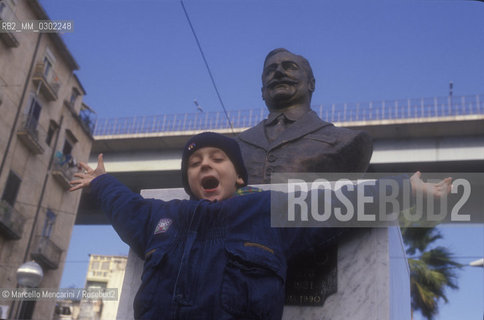 Naples, about 1990. Monument to tenor Enrico Caruso / Napoli, 1990 circa. Monumento a Enrico Caruso - ©Marcello Mencarini/Rosebud2