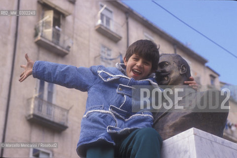Naples, about 1990. Monument to tenor Enrico Caruso / Napoli, 1990 circa. Monumento a Enrico Caruso - ©Marcello Mencarini/Rosebud2