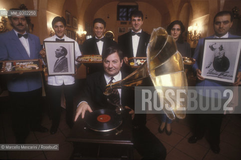 Sorrento, about 1990. Mr. Paolo Esposito, owner of Enrico Caruso Restaurant, and his staff / Sorrento, 1990 circa. Paolo Esposito, proprietario del ristorante Enrico Caruso, e il suo staff - ©Marcello Mencarini/Rosebud2