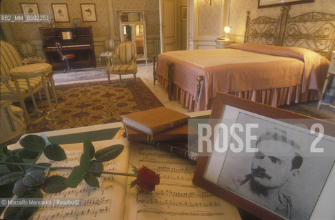 Sorrento, about 1990. Room of tenor Enrico Caruso in the Vittoria Hotel in Sorrento / Sorrento, 1990 circa. La stanza del tenore Enrico Caruso nellHotel Vittoria di Sorrento - ©Marcello Mencarini/Rosebud2