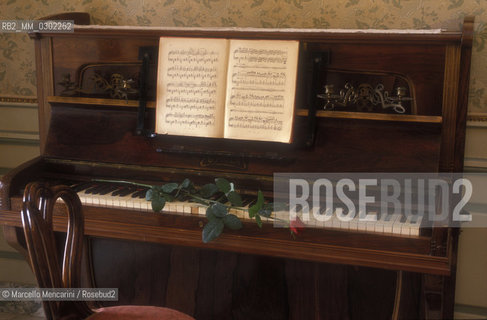 Sorrento, about 1990. Piano of tenor Enrico Caruso in his room at the Vittoria Hotel in Sorrento / Sorrento, 1990 circa. Il pianoforte del tenore Enrico Caruso nella sua camera dellHotel Vittoria di Sorrento - ©Marcello Mencarini/Rosebud2