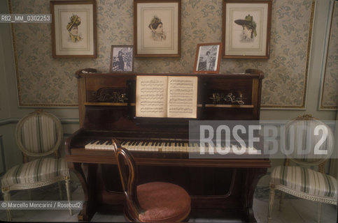 Sorrento, about 1990. Piano of tenor Enrico Caruso in his room at the Vittoria Hotel in Sorrento / Sorrento, 1990 circa. Il pianoforte del tenore Enrico Caruso nella sua camera dellHotel Vittoria di Sorrento - ©Marcello Mencarini/Rosebud2