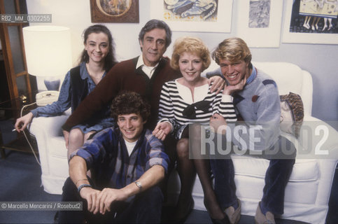 Rome, 1983. Actors Stefania Graziosi, Giancarlo Dettori, Delia Scala, Claudio Mazzenga, Davide Lepore on the set of sitcom Casa Cecilia directed by Vittorio De Sisti / Roma, 1983. Gli attori Stefania Graziosi, Giancarlo Dettori, Delia Scala, Claudio Mazzenga, Davide Lepore sul set della sitcom Casa Cecilia diretta da Vittorio De Sisti - ©Marcello Mencarini/Rosebud2