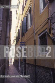 Venice 1998. Calle Malipiero (formerly Calle della Commedia) where Giacomo Casanova was born on April 2, 1725 and where he lived since 1743 in a rental home, probably at current number 3082 / Venezia 1998. Calle Malipiero (già calle della commedia), dove Giacomo Casanova nacque il 2 aprile 1725 e abitò fino al 1743 in una casa che la sua famiglia aveva in affitto, probabilmente quella che oggi si trova al numero 3082 - ©Marcello Mencarini/Rosebud2