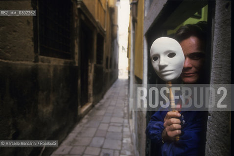 Venice 1998. Furniture restorer and mask maker Alberto Gallo in front of his workshop on Calle Malipiero (formerly calle della commedia) where Giacomo Casanova was born on April 2, 1725 and where he lived since 1743 in a rental home, probably at current number 3082 / Venezia 1998. Alberto Gallo, restauratore di mobili e fabbricante di maschere, di fronte al suo laboratorio in Calle Malipiero (già calle della commedia), dove Giacomo Casanova nacque il 2 aprile 1725 e abitò fino al 1743 in una casa che la sua famiglia aveva in affitto, probabilmente quella che oggi si trova al numero 3082 - ©Marcello Mencarini/Rosebud2