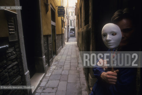 Venice 1998. Furniture restorer and mask maker Alberto Gallo in front of his workshop on Calle Malipiero (formerly calle della commedia) where Giacomo Casanova was born on April 2, 1725 and where he lived since 1743 in a rental home, probably at current number 3082 / Venezia 1998. Alberto Gallo, restauratore di mobili e fabbricante di maschere, di fronte al suo laboratorio in Calle Malipiero (già calle della commedia), dove Giacomo Casanova nacque il 2 aprile 1725 e abitò fino al 1743 in una casa che la sua famiglia aveva in affitto, probabilmente quella che oggi si trova al numero 3082 - ©Marcello Mencarini/Rosebud2