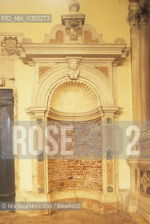Venice, 1998. Baptismal font in the St. Samuel Church. Here Giacomo Casanova was baptized on 5 April 1725 / Venezia, 1998. Fonte battesimale della Chiesa di San Samuele. Qui Giacomo Casanova fu battezzato il 5 aprile 1725 - ©Marcello Mencarini/Rosebud2