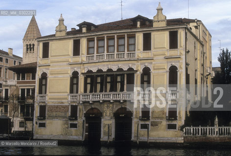 Venice 1998. Facade on the Grand Canal of Palazzo Malipiero (now Palazzo Barnabò). It is located on campo San Samuele at numbers 3200 and 3201. Senator Alvise Gasparo Malipiero, owner of this palace in that time, was patron of Giacomo Casanova who as a boy frequented this house on almost all days from 1740 to 1742-43. It borders on the home of Teresa Imer. Through the garden Malipiero could see the girl and he fell in love with her. When he found Casanova courting her, turned him out of the house forever / Venezia, 1998. Palazzo Malipiero, oggi Barnabò, facciata sul Canal Grande. Si apre in campo San Samuele ai numeri 3200 e 3201. Alvise Gasparo Malipiero fu il protettore di Giacomo Casanova che da ragazzo frequentò il palazzo quasi tutti i giorni, dal 1740 al 1742-43. Confinava con la casa di Teresa Imer. Attraverso il giardino il senatore poteva scorgere la stanza della giovane della quale si innamorò fino a farne una protetta. Sorprese Casanova a corteggiarla e lo cacciò dal palazzo - ©Marcello Mencarini/Rosebud2