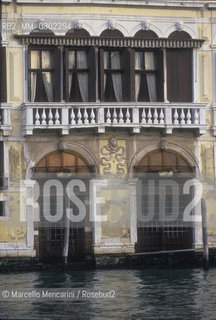 Venice 1998. Facade on the Grand Canal of Palazzo Malipiero (now Palazzo Barnabò). It is located on campo San Samuele at numbers 3200 and 3201. Senator Alvise Gasparo Malipiero, owner of this palace in that time, was patron of Giacomo Casanova who as a boy frequented this house on almost all days from 1740 to 1742-43. It borders on the home of Teresa Imer. Through the garden Malipiero could see the girl and he fell in love with her. When he found Casanova courting her, turned him out of the house forever / Venezia, 1998. Palazzo Malipiero, oggi Barnabò, facciata sul Canal Grande. Si apre in campo San Samuele ai numeri 3200 e 3201. Alvise Gasparo Malipiero fu il protettore di Giacomo Casanova che da ragazzo frequentò il palazzo quasi tutti i giorni, dal 1740 al 1742-43. Confinava con la casa di Teresa Imer. Attraverso il giardino il senatore poteva scorgere la stanza della giovane della quale si innamorò fino a farne una protetta. Sorprese Casanova a corteggiarla e lo cacciò dal palazzo - ©Marcello Mencarini/Rosebud2