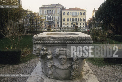 Palazzo Malipiero (now Palazzo Barnabò), well in the garden with a portrait of Alvise Gasparo Malipiero in bas-relief. This palace is located on campo San Samuele at numbers 3200 and 3201. Senator Alvise Gasparo Malipiero, owner of this palace in that time, was patron of Giacomo Casanova who as a boy attended this house on almost all days from 1740 to 1742-43. It borders on the home of Teresa Imer. Through the garden Malipiero could see the girl and he fell in love with her. When he found Casanova courting her, turned him out of the house forever / Venezia, 1998. Palazzo Malipiero (oggi Barnabò), pozzo nel giardino con un ritratto di Alvise Gasparo Malipiero in bassorilievo. Il palazzo si apre in campo San Samuele ai numeri 3200 e 3201. Alvise Gasparo Malipiero fu il protettore di Giacomo Casanova che da ragazzo frequentò il palazzo quasi tutti i giorni, dal 1740 al 1742-43. Confinava con la casa di Teresa Imer. Attraverso il giardino il senatore poteva scorgere la stanza della giovane della quale si innamorò fino a farne una protetta. Sorprese Casanova a corteggiarla e lo cacciò dal palazzo - ©Marcello Mencarini/Rosebud2